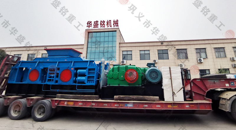 鞏義對輥破碎機廠家裝車發(fā)貨現場